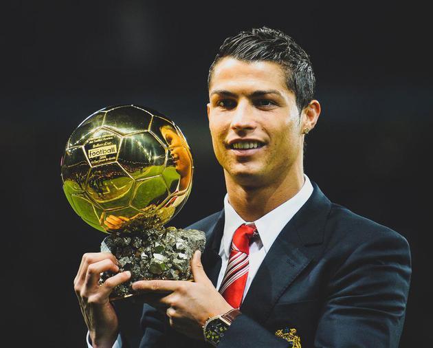 在他效力的 在他效力的